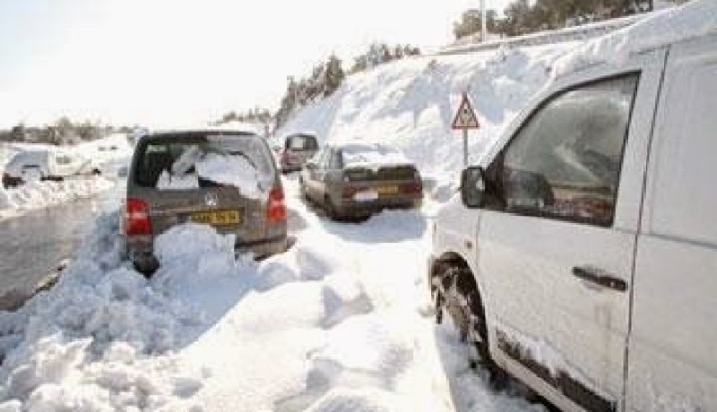 قطع العديد من محاور الطرقات في تيارت و سعيدة جراء تساقط الثلوج