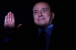 برلسكوني يعتذر  لبالوتيلي