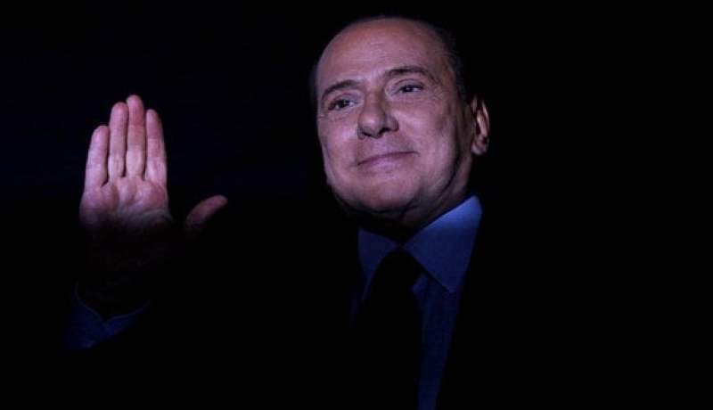 برلسكوني يعتذر  لبالوتيلي