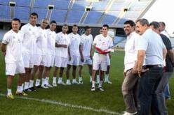 “نجمة”تحفز الخضر وتجدد وعودها بسيارة لكل لاعب منهم