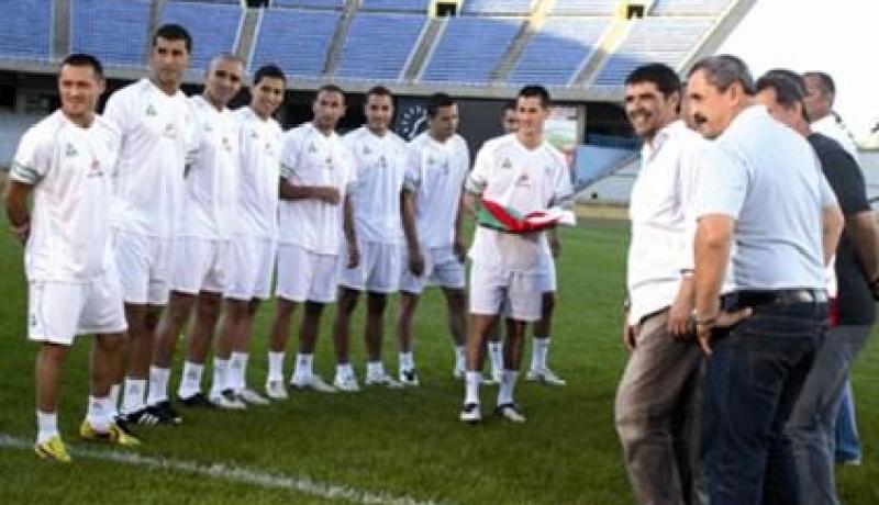 “نجمة”تحفز الخضر وتجدد وعودها بسيارة لكل لاعب منهم