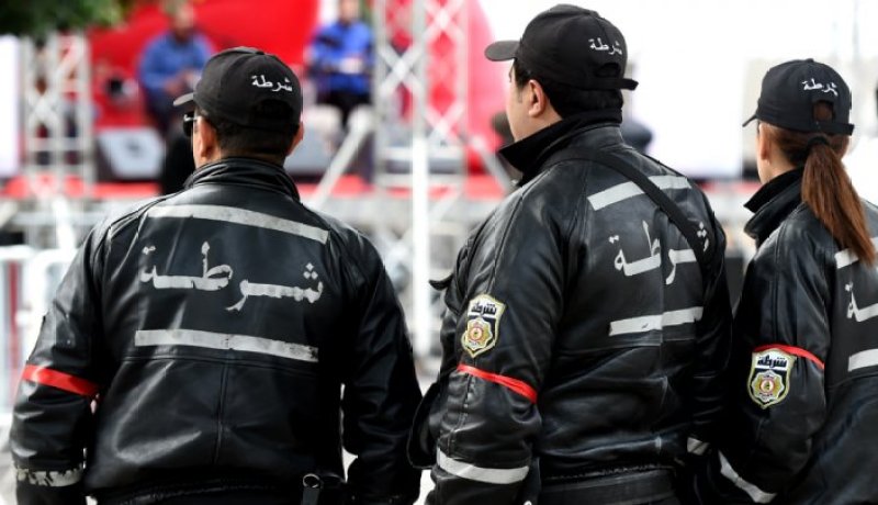 عصابة مدججة بالأسلحة البيضاء تهاجم مقرا للشرطة في تونس