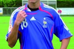 طافر يؤكد ابتعاده عن ''الخضر'' ويصرح: ''هدفي التأهل إلى النهائي والفوز بكأس أوروبا مع فرنسا''