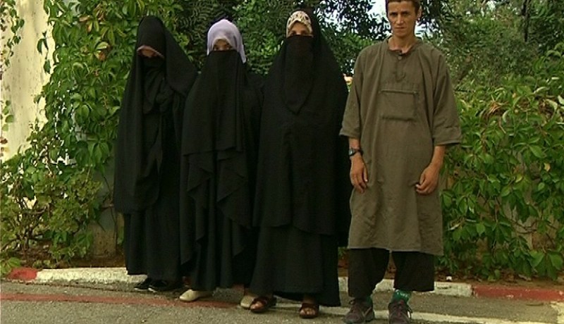 إرهابي يسلم نفسه رفقة ثلاثة نساء إلى قوات الجيش الوطني الشعبي بجيجل