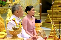 ملك تايلاند يتزوج مضيفة طيران وينصبها ملكة