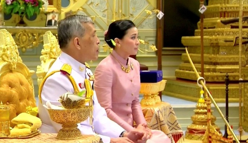 ملك تايلاند يتزوج مضيفة طيران وينصبها ملكة