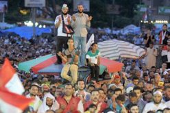الجيش يلقي بيانين على معتصمي رابعة العدوية يطالبهم بعدم العنف أو قطع الطرق