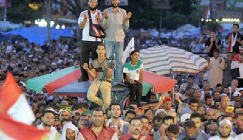 الجيش يلقي بيانين على معتصمي رابعة العدوية يطالبهم بعدم العنف أو قطع الطرق