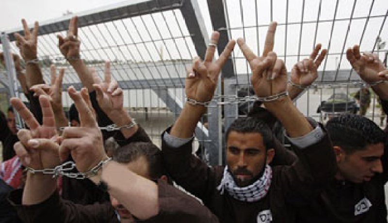 الأسرى الفلسطينيون يضربون عن الطعام تضامنا مع زملائهم المرضى