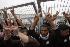 الأسرى الفلسطينيون في سجون الاحتلال يعلنون الحداد تضامنا مع أهالي قطاع غزة