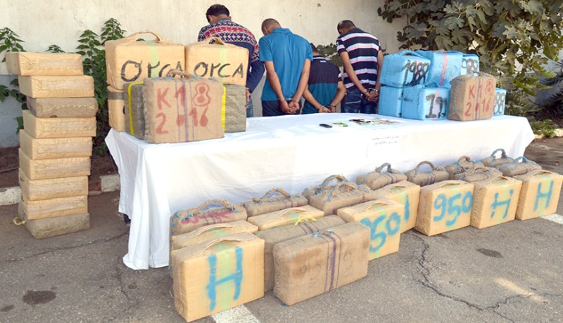 شرطي يخترق شبكة لتهريب «الخيط الطبي» إلى المغرب ومقايضته بالمخدرات