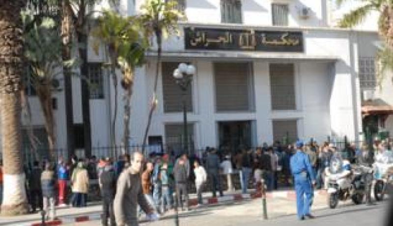 السجن 8 و9 سنوات لإطارات جمارك وتجار غير شرعيين هرّبوا طرودا عبر المطار