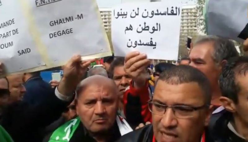 بالفيديو.. عراك وتهديد بالعصي والسلاح الأبيض بين مساندي سيدي السعيد ومعارضيه