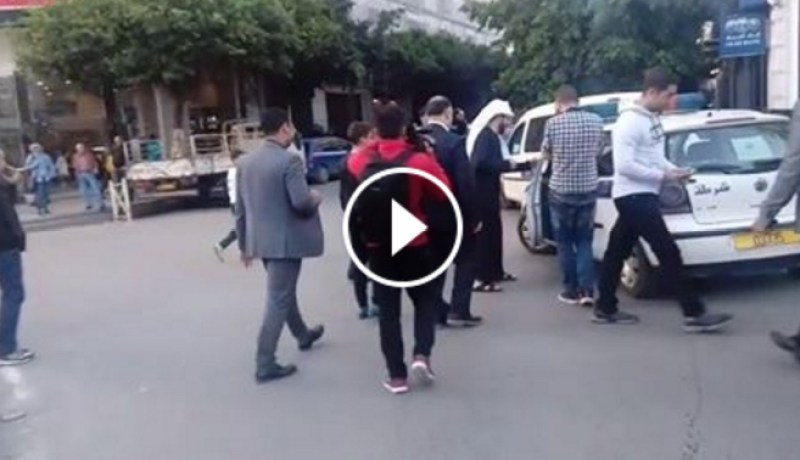 الشيخ وسيم يوسف يفاجئ أفراد دورية للشرطة.. شاهد ماذا حدث