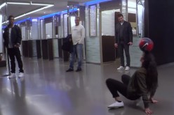 شاهد فتاة تذهل رونالدينيو بمهاراتها الكروية