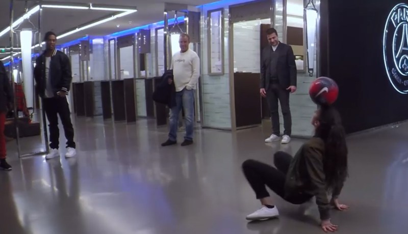 شاهد فتاة تذهل رونالدينيو بمهاراتها الكروية