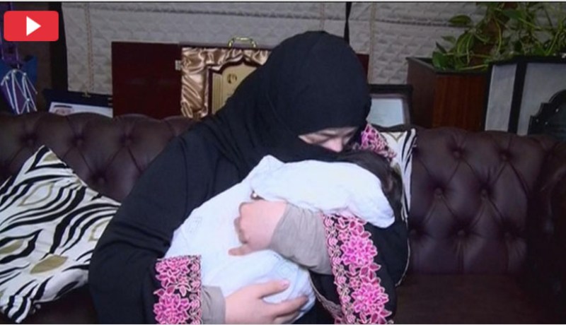 بالفيديو.. أم دارين تحتضن ابنتها المعنفة بالدموع في السعودية