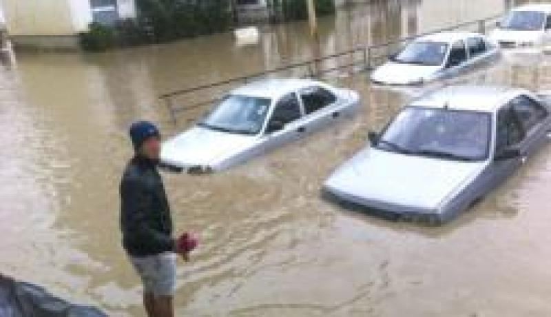 التقلبات الجوية تتسبب في قطع عدة طرقات أمام حركة المرور في غرب البلاد