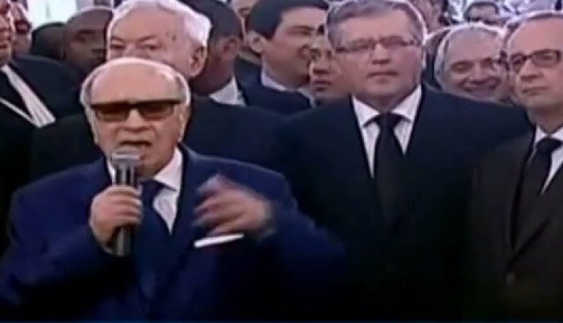 بالفيديو الرئيس التونسي السبسي يخطئ مع هولاند بالقول مرحبا فرانسوا ميتران