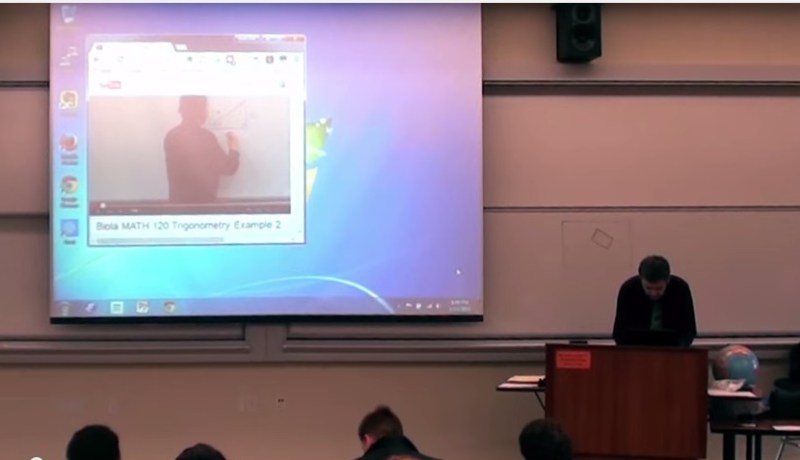 بالفيديو أستاذ جامعي ينجح بتنفيد أروع مقلب في طلابه ويحصد الملايين