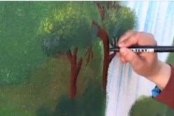 لبنى تتحدى إعاقة البصر بلوحات فنية