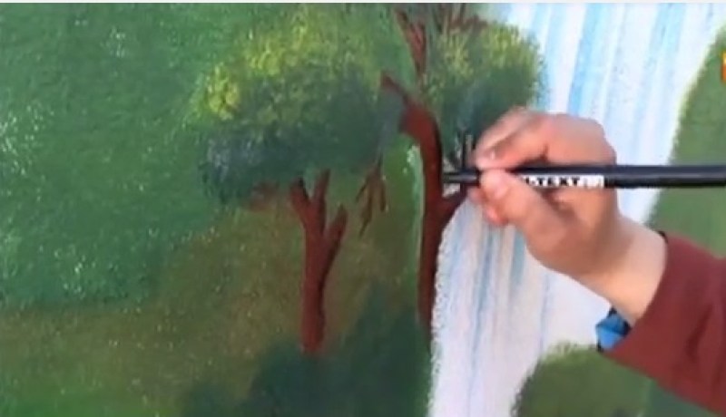 لبنى تتحدى إعاقة البصر بلوحات فنية