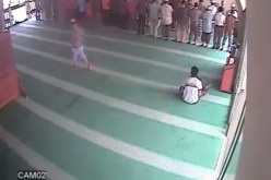 شاهد أغرب سرقة لصندوق التبرعات في المسجد