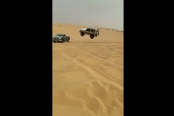 بالفيديو.. سائق متهور طار بسيارته وإصطدم بأخرى