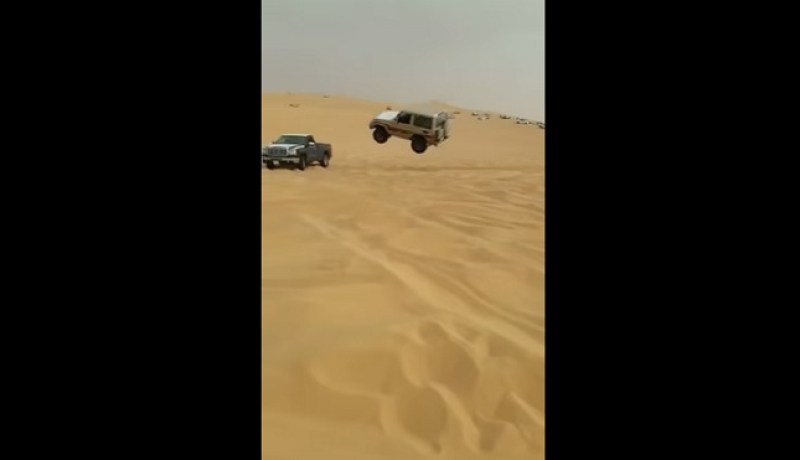 بالفيديو.. سائق متهور طار بسيارته وإصطدم بأخرى