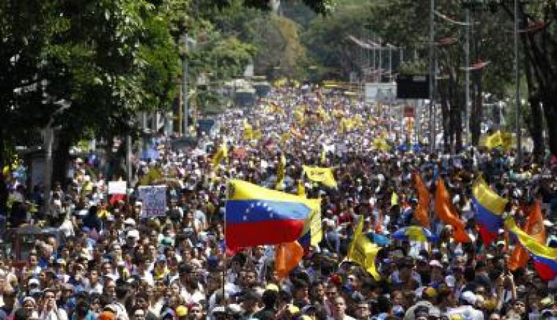 استمرار الاحتجاجات ضد الرئيس الفنزويلي واعتقال العشرات