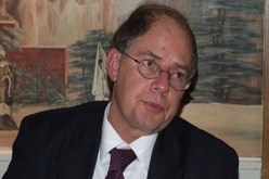 فرنسا تعلن تأييدها للمبادرة الخليجية لحل الأزمة اليمنية