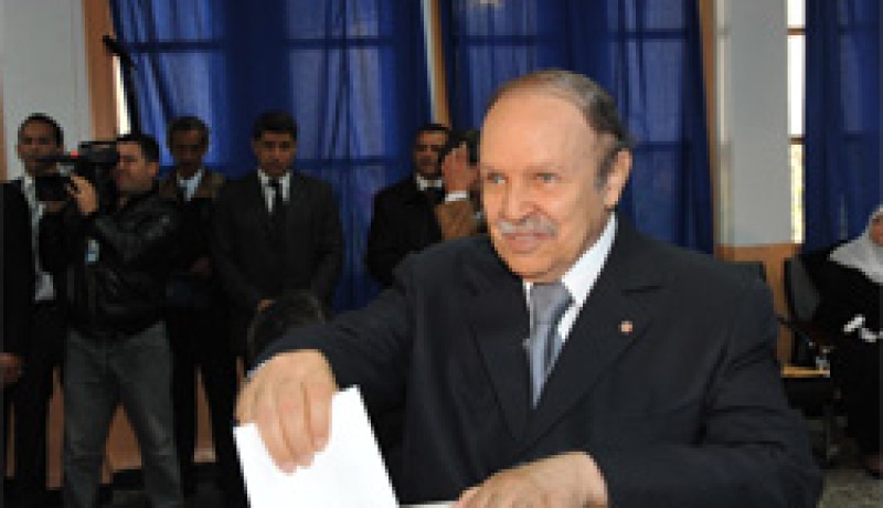 رئيس الجمهورية عبد العزيز بوتفليقة يؤدي واجبه الانتخابي