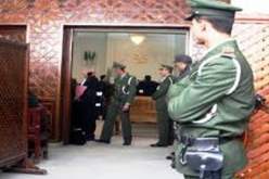 يسرقان شيكات عجوز ويستخرجان مبالغ مالية من رصيدها بالسعيدة