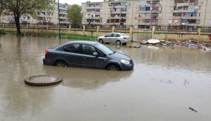 أمطار غزيرة وتساقط حبات برد كبيرة تشل حركة الطرقات بسكيكدة