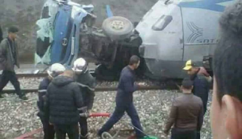 بالصور.. إصطدام قطار بشاحنة في البويرة