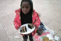 لاجئة إفريقية أرادت قطعة حلوى فأهداها صاحب المحل كعكة