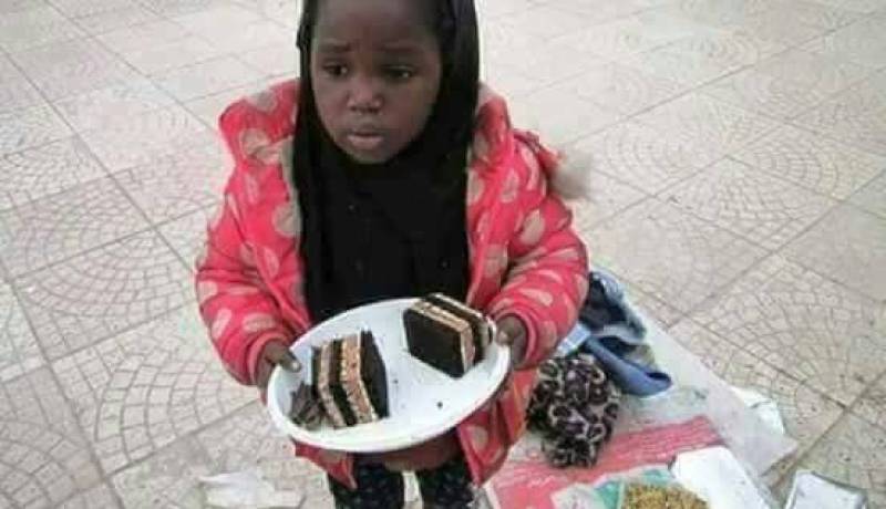 لاجئة إفريقية أرادت قطعة حلوى فأهداها صاحب المحل كعكة