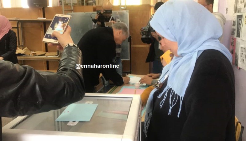 بالصور والفيديو.. بن فليس يدلي بصوته في مدرسة عليق بحيدرة
