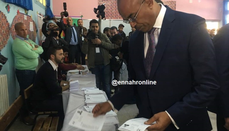 بالصور.. بدوي يدلي بصوته في بوشاوي بالعاصمة