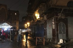 بالصور .. هكذا سقطت شرفة عمارة على شاب بساحة الشهداء