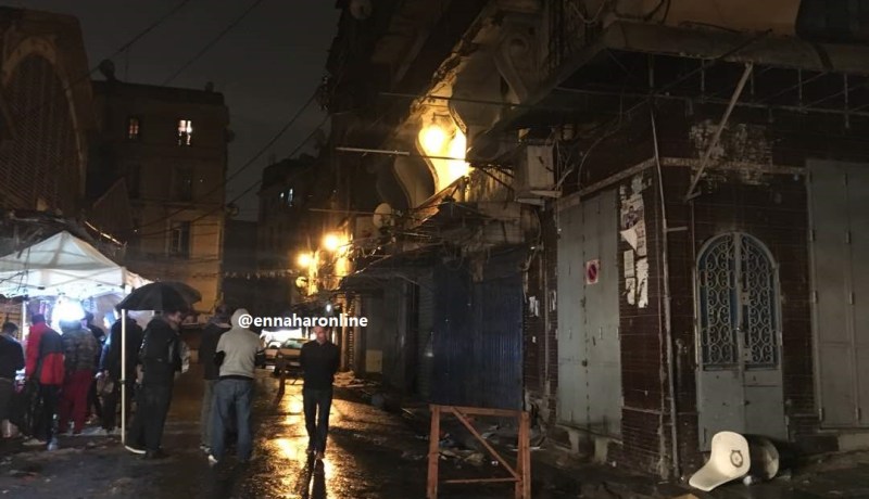 بالصور .. هكذا سقطت شرفة عمارة على شاب بساحة الشهداء