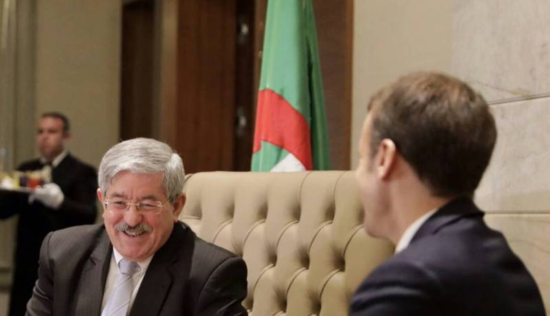 ماكرون يستقبل الوزير الأول أحمد أويحيى