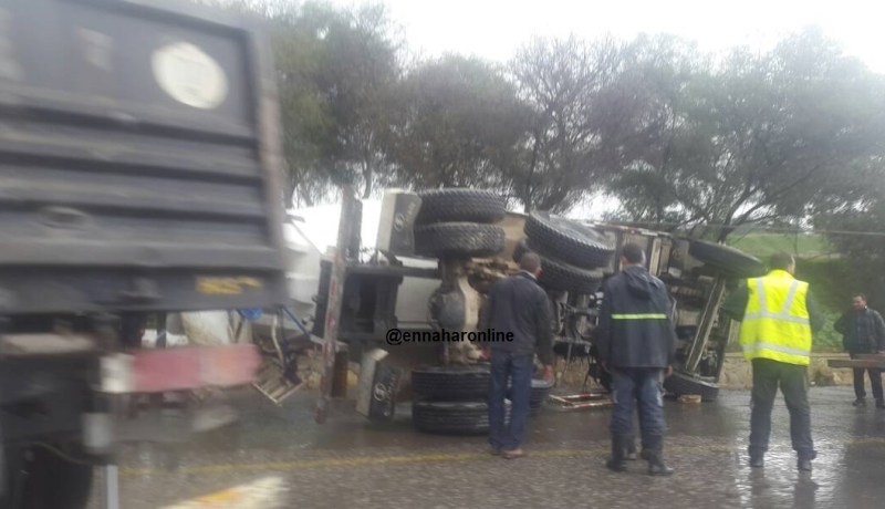 بالصور ..حادث مرور يتسبب في ازدحام مروري ببابا علي