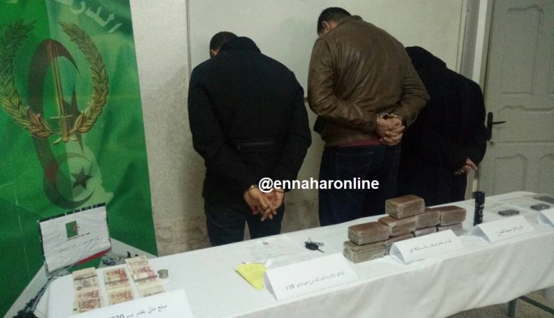 بالصور.. توقيف 3 أشخاص بحوزتهم كمية من “الزّطلة” ببرج بوعريريج