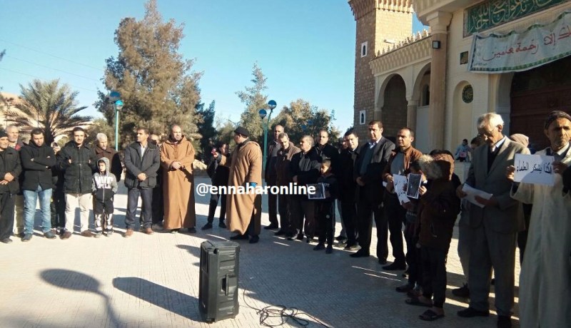وقفة احتجاجية تنديدا بالإعتداء الذي طال إمام المسجد الكبير ببوسعادة
