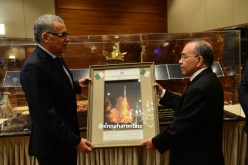 بالصور..الوكالة الجزائرية للفضاء تهدي الرئيس بوتفليقة مجسم “ألكوم سات1”