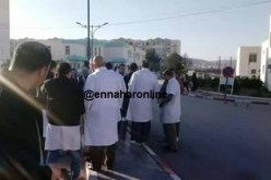 بالصور.. احتجاج عمال مستشفى بالبويرة بعد الإعتداء على طبيب