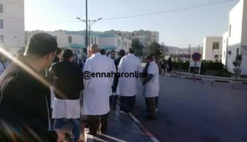 بالصور.. احتجاج عمال مستشفى بالبويرة بعد الإعتداء على طبيب
