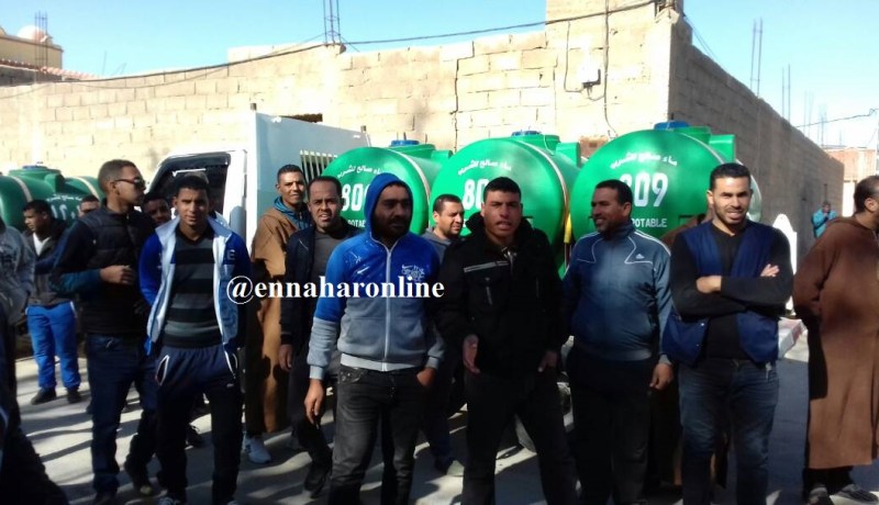 أصحاب شاحنات بيع المياه بالوادي يحتجون أمام مقر الولاية