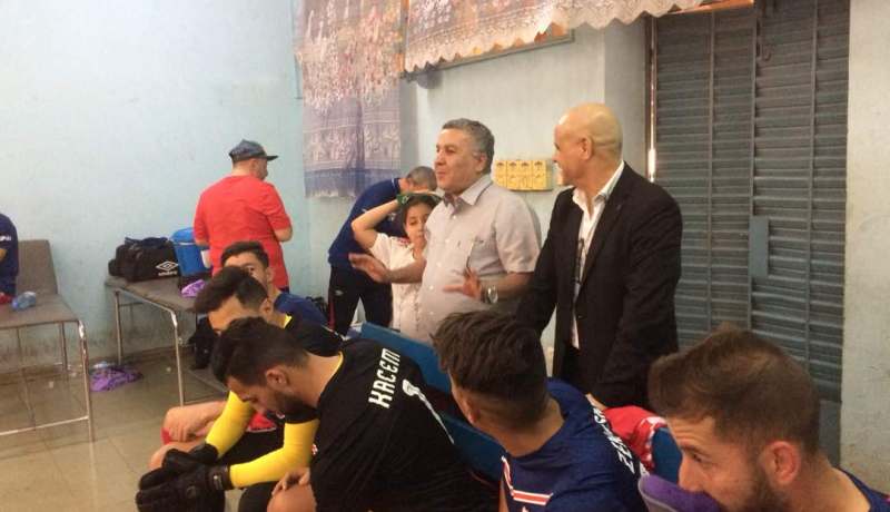 بالصور.. سفير الجزائر بمالي يطالب “أبناء لعقيبة” بالفوز